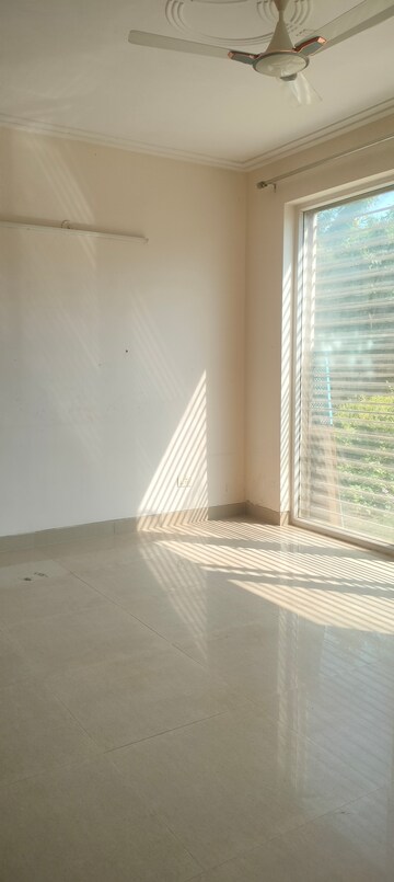 Room in 4 BHK Apartment at Emaar Emerald Floors Premier, Sector 65 – for Rent