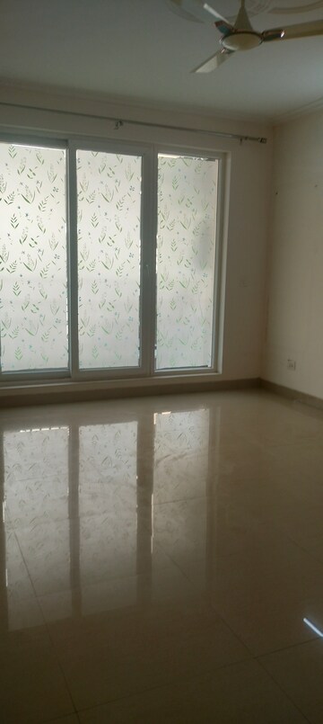 Room in 4 BHK Apartment at Emaar Emerald Floors Premier, Sector 65 – for Rent