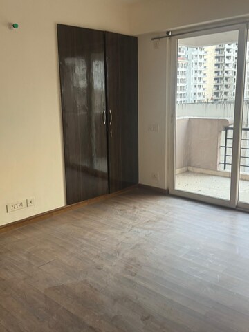 Room in 2 BHK Apartment at Indiabulls Centrum Park, Sector 103 – for Rent