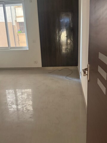 Room in 2 BHK Apartment at Indiabulls Centrum Park, Sector 103 – for Rent