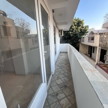Balcony in 3 BHK Builder Floor at Ansal Sushant Lok I, Sector 43 – for Rent