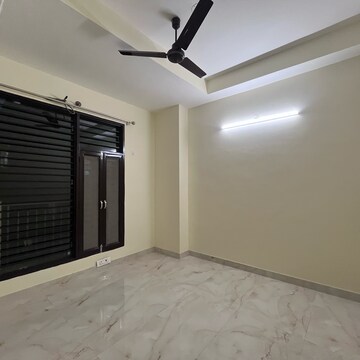 Room in 3 BHK Builder Floor at Builder Floor, Sector 28 – for Rent
