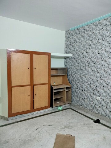 Room in 2 BHK Builder Floor at Gomti Nagar – for Rent