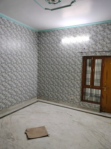 Room in 2 BHK Builder Floor at Gomti Nagar – for Rent