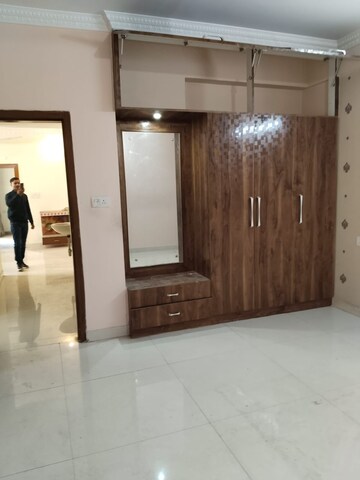 Room in 3 BHK Apartment at Bariatu – for Rent