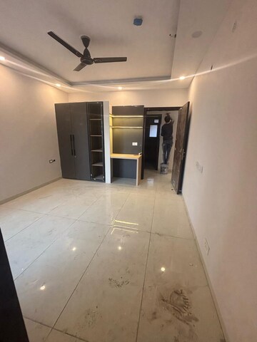 Kitchen in 3.5 BHK Apartment at Omaxe Waterscapes, Gomti Nagar – for Rent