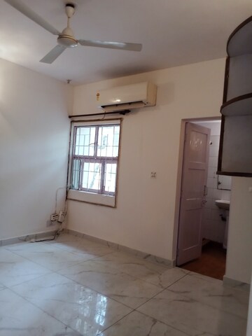 Room in 3 BHK Apartment at Vasant Kunj – for Rent