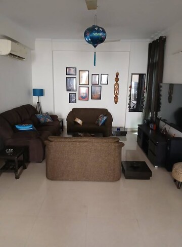 Living Room in 3 BHK Builder Floor at DLF City Phase IV, Dlf Phase iv – for Rent