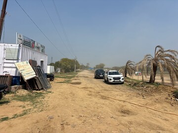 Parking in  Shop at Uniwest Hub, Sector 19 Yamuna Expressway – for Sale