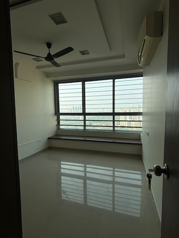 Room in 2.5 BHK Apartment at Oberoi Realty Woods, Goregaon East – for Rent