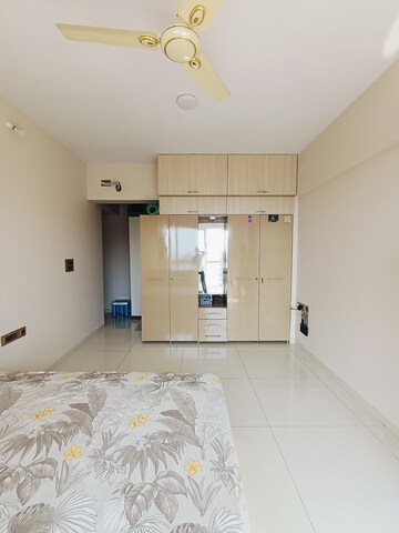 Room in 3 BHK Apartment at Runwal Elegante, Andheri West – for Rent