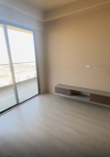Room in 4 BHK Apartment at DLF The Icon, Dlf Phase V – for Rent