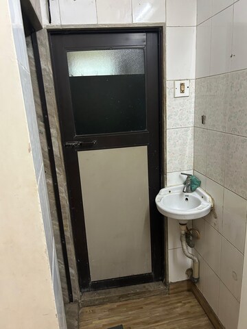 Bathroom in 1.5 BHK Apartment at Panom Park, Vile Parle East – for Rent