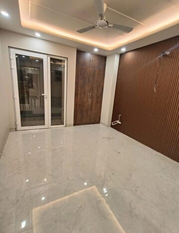 Room in 3 BHK Builder Floor at Empire Floors, Sector 57 – for Rent