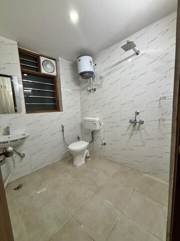 Bathroom in 3 BHK Builder Floor at Uday Arden 45, Sector 45 – for Rent