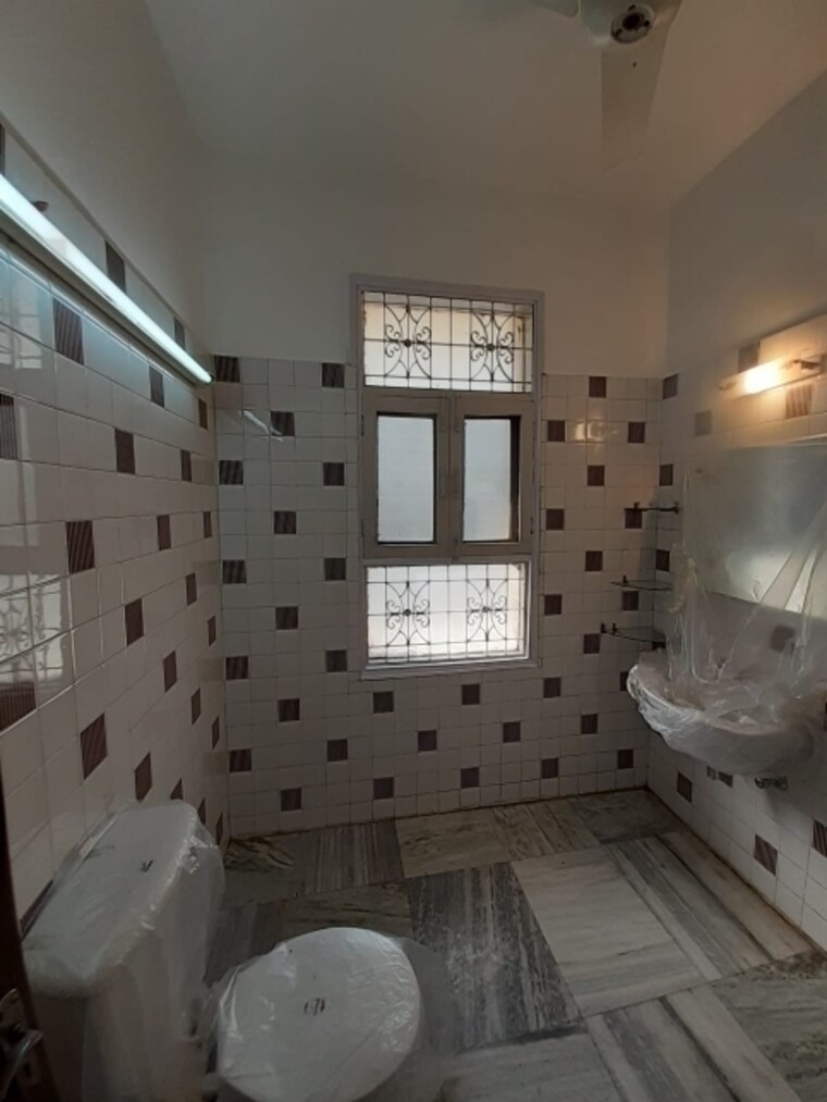 Bathroom, maharani bagh 5 Bedroom 1800 Sq.Ft. Independent House In Maharani Bagh Delhi 8355426
