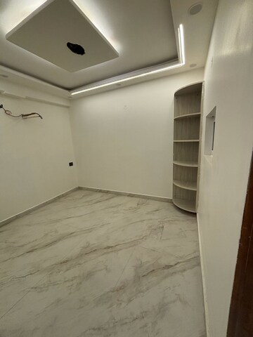 Room in 4 BHK Apartment at Sector 14 Dwarka – for Sale
