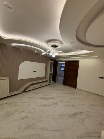 Room in 4 BHK Apartment at Sector 14 Dwarka – for Sale