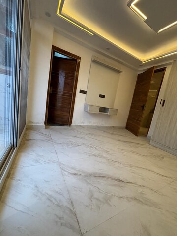 Room in 4 BHK Apartment at Sector 14 Dwarka – for Sale
