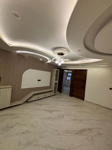 Room in 4 BHK Apartment at Sector 14 Dwarka – for Sale