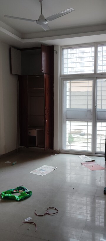 Room in 5 BHK Apartment at Amrapali Sapphire Phase-II, Sector 45 – for Rent