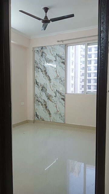 Room in 2.5 BHK Apartment at Amrapali Golf Homes, Sector 4, Greater Noida – for Rent