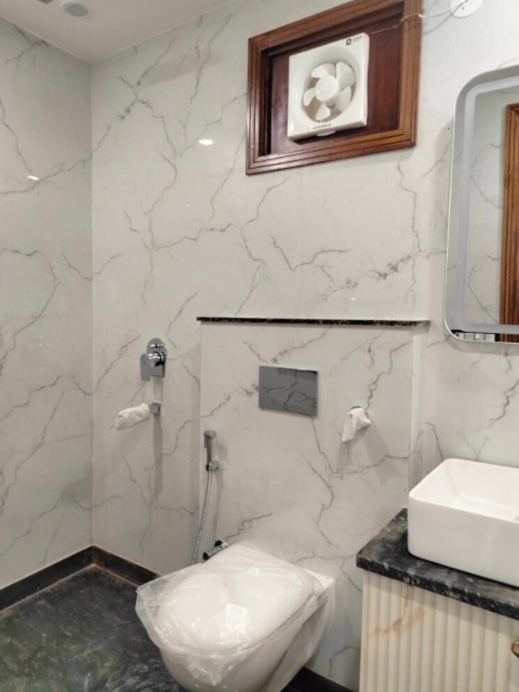 Bathroom, sector 8 dwarka 4 Bedroom 210 Sq.Yd. Builder Floor In Sector 8, Dwarka Delhi 8356183