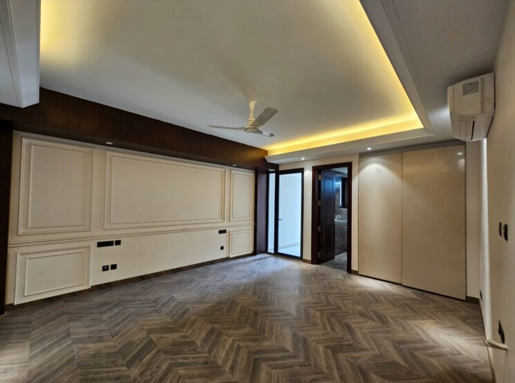 Room, sector 23 5 Bedroom 250 Sq.Mt. Villa In Sector 23 Noida 8357036