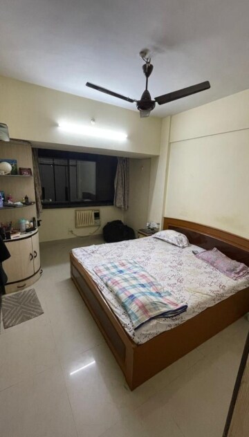 Bedroom in 2.5 BHK Apartment at Andheri West – for Rent