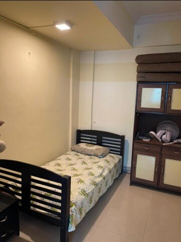 Bedroom in 2.5 BHK Apartment at Andheri West – for Rent
