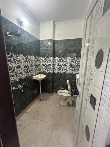 Bathroom in 1.5 BHK Builder Floor at Laxmi Nagar – for Rent