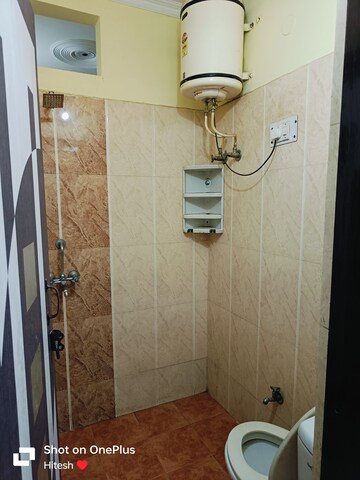 Bathroom in 1.5 BHK Builder Floor at Sector 40 – for Rent