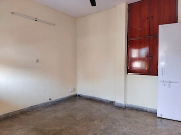 Room in 2 BHK Apartment at Sarita Vihar – for Rent
