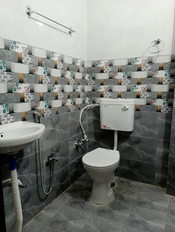 Master Bedroom in 2 BHK Independent House at Jankipuram Extension – for Rent