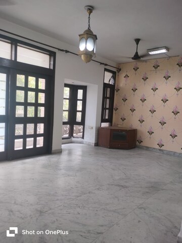 Room in 3 BHK Builder Floor at Lajpat Nagar Iii – for Rent
