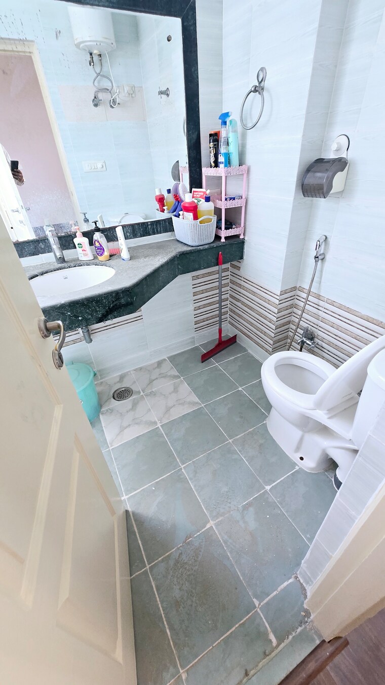 Bathroom, eldeco-green-meadows 3 Bedroom 1500 Sq.Ft. Apartment In Pi Greater Noida Greater Noida 8359624