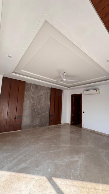 Room in 4 BHK Builder Floor at Ansal Sushant Lok I, Sector 43 – for Rent