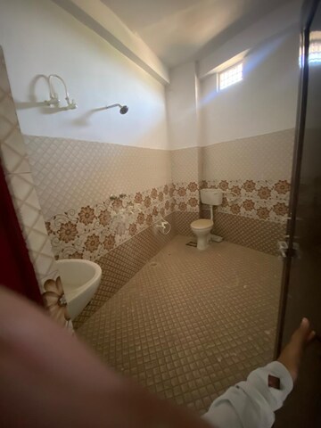 Bathroom in 6 BHK Villa at Gomti Nagar – for Rent