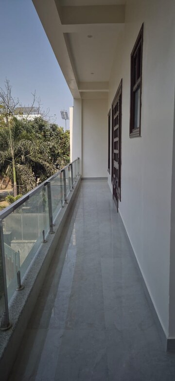 Balcony in 6 BHK Villa at Gomti Nagar – for Rent