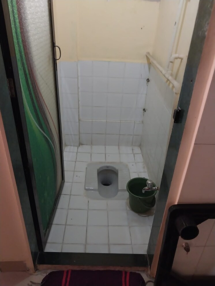 Bathroom, nav-vyapar-bhawan-premises 1 Bedroom 350 Sq.Ft. Apartment In Masjid Bunder Mumbai 8360508