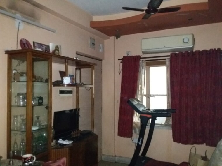 Room, prince anwar shah road 2 Bedroom 700 Sq.Ft. Apartment In Prince Anwar Shah Road Kolkata 8360586