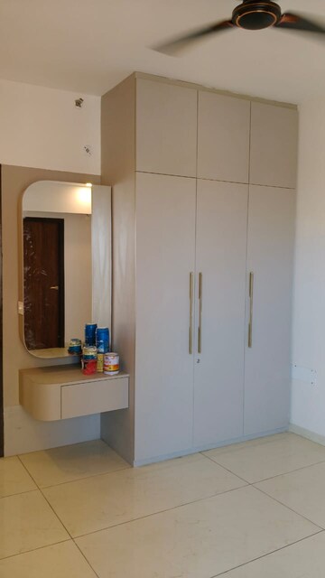 Room in 4 BHK Apartment at Rishita Manhattan, Gomti Nagar – for Rent