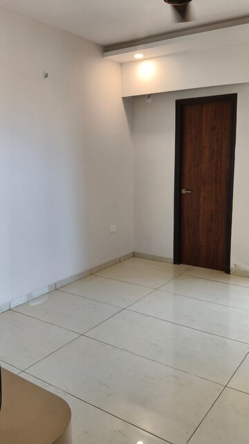 Room in 4 BHK Apartment at Rishita Manhattan, Gomti Nagar – for Rent