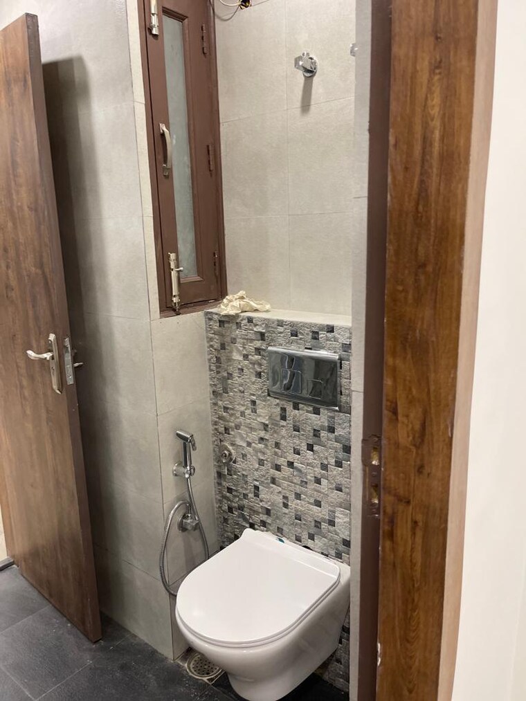 Bathroom, lajpat nagar iii 3 Bedroom 165 Sq.Yd. Builder Floor In Lajpat Nagar Iii Delhi 8360577