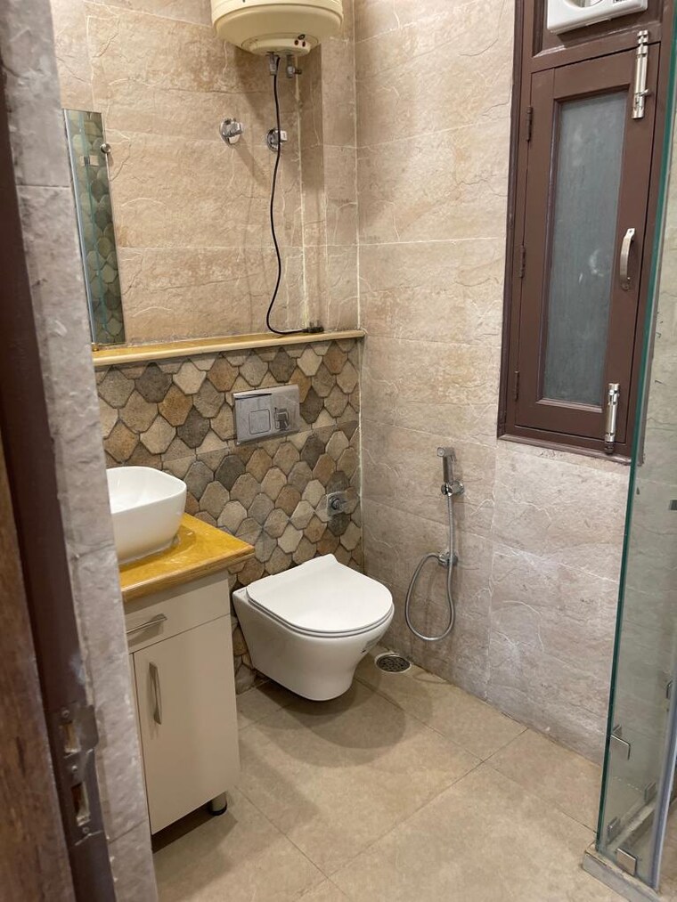 Bathroom, lajpat nagar iii 3 Bedroom 165 Sq.Yd. Builder Floor In Lajpat Nagar Iii Delhi 8360577