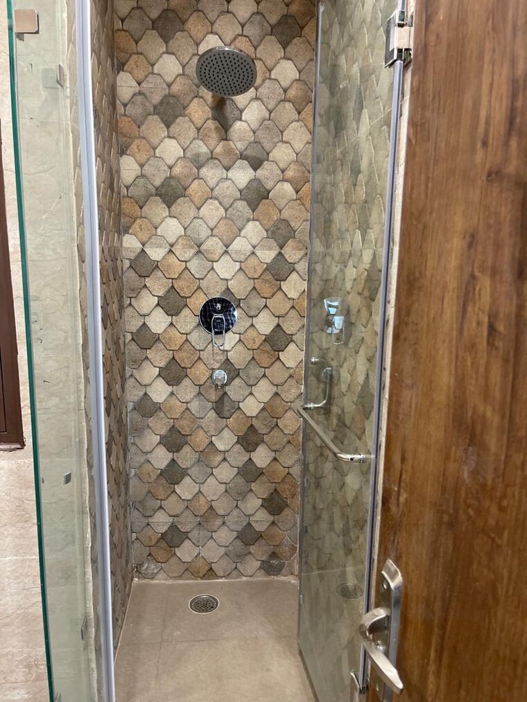 Bathroom, lajpat nagar iii 3 Bedroom 165 Sq.Yd. Builder Floor In Lajpat Nagar Iii Delhi 8360577