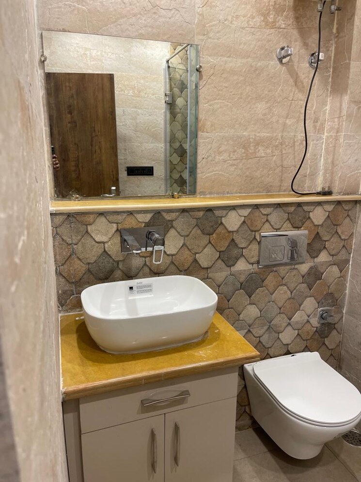 Bathroom, lajpat nagar iii 3 Bedroom 165 Sq.Yd. Builder Floor In Lajpat Nagar Iii Delhi 8360577