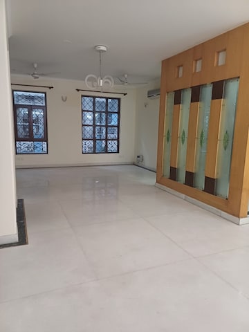 Room in 3 BHK Builder Floor at Pamposh Enclave – for Rent