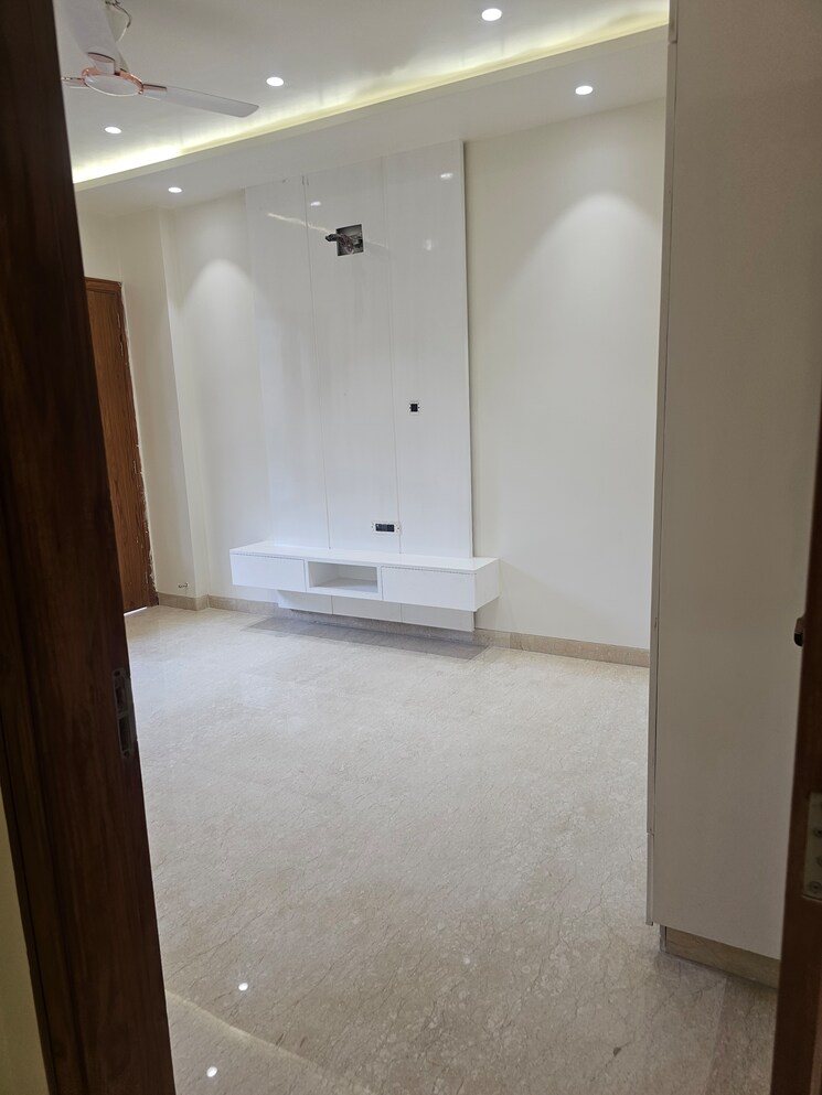 Room, ram vihar 3 Bedroom 175 Sq.Yd. Builder Floor In Ram Vihar Delhi 8360884