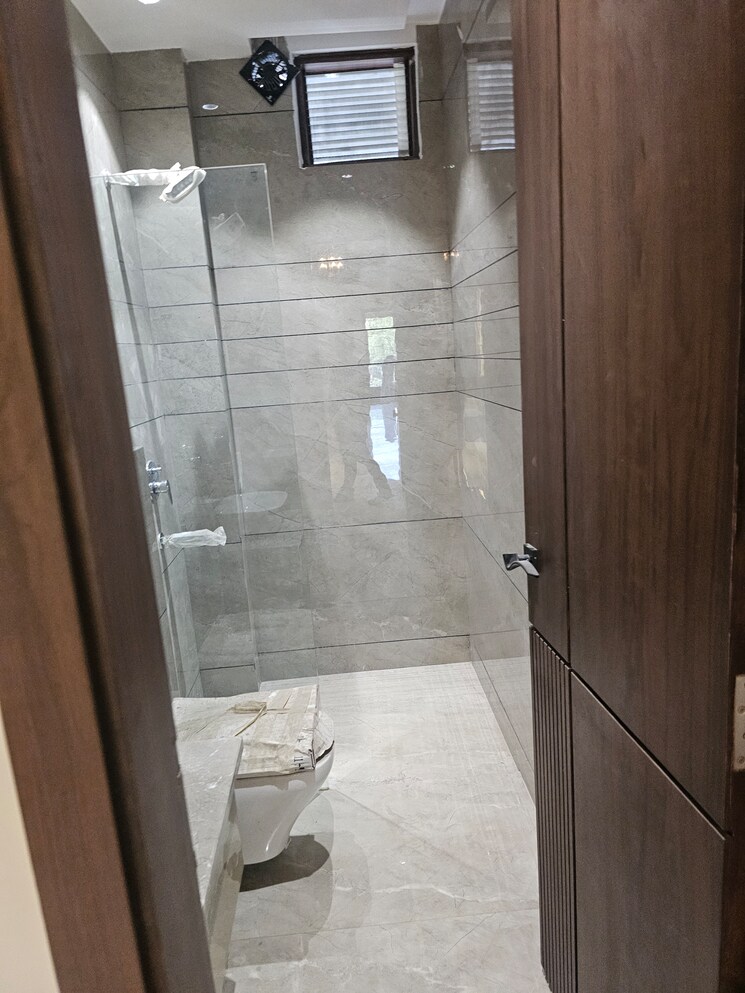 Bathroom, ram vihar 3 Bedroom 175 Sq.Yd. Builder Floor In Ram Vihar Delhi 8360884